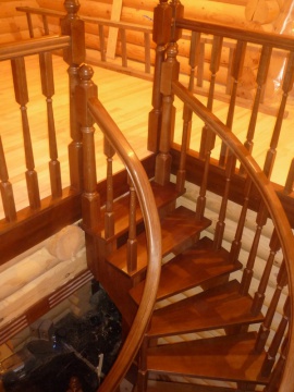 Дерневянная спиральная лестница с гнутым поручнем от ООО Академия лестниц