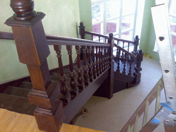 Дерневянная лестница на тетиве от ООО Академия лестниц