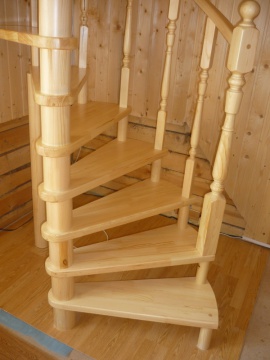 Дерневянная винтовая лестница от ООО Академия лестниц