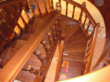 Дерневянная лестница на тетиве от ООО Академия лестниц