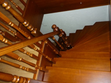 Дерневянная лестница на косоурах от ООО Академия лестниц