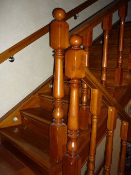 Дерневянная лестница на косоурах от ООО Академия лестниц