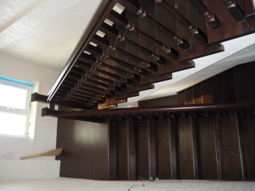 Лестница на бетонном основании со ступенями из массива от ООО Академия лестниц