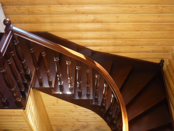 Дерневянная спиральная лестница с гнутым поручнем от ООО Академия лестниц